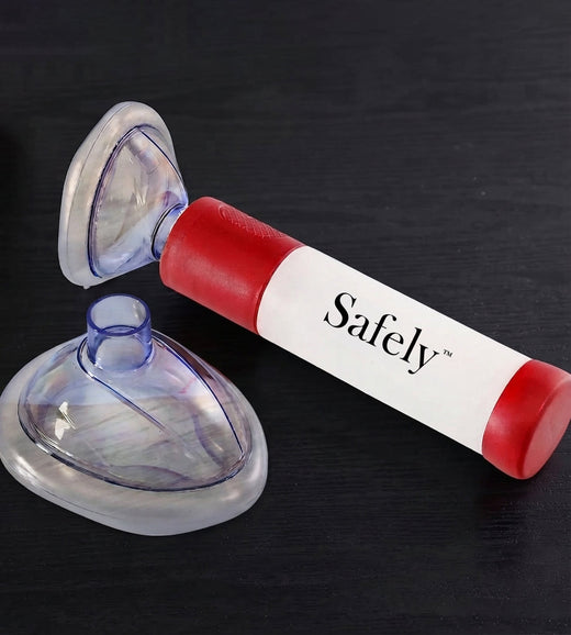 Safely med masker på en mørk overflate